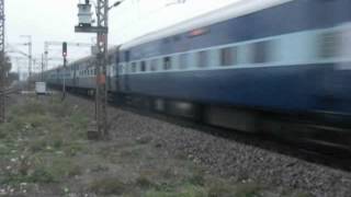 preview picture of video 'Howrah Mysore Express zooming at Sankrail'