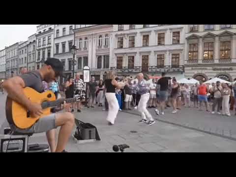 "Artista de Rua Arrasa Tocando Despacito no Violão!"