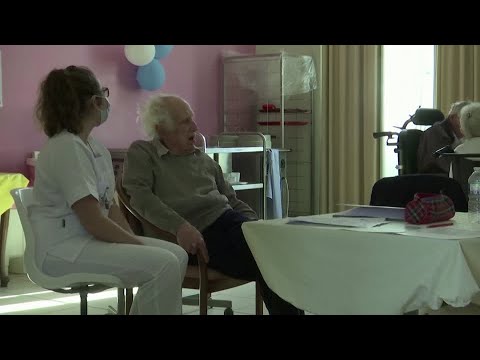 拒絕接種疫苗的護理院工作人員。 (The care home workers who refuse to be vaccinated)