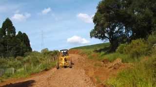 preview picture of video 'patrola,motoniveladora 120b, eu terminado o cascalho em estradas rurais de Guarapuava'