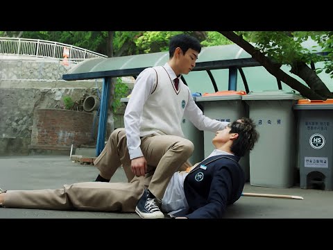 The gang leader reincarnated into a student's body to become the school's leader.