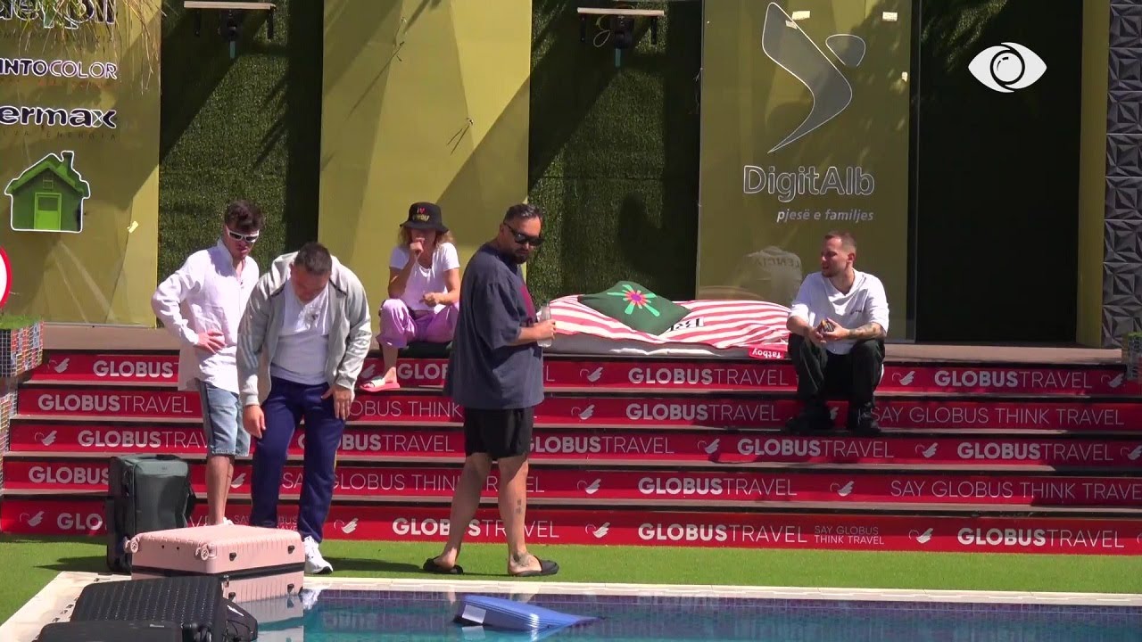 “Nuk mund ti hedhësh rrobat kështu”/ Juli nxjerr valixhet nga pishina