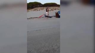 Ombrelloni per occupare il posto spiaggia? Non si può: lui li prende e li butta via
