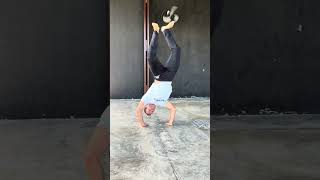 Movimento de ginga e equilíbrio / controle - Pitoco #capoeira #shorts