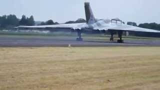 preview picture of video 'Vulcan XM655 - Wellesbourne Airfield Fast Taxi 2014'