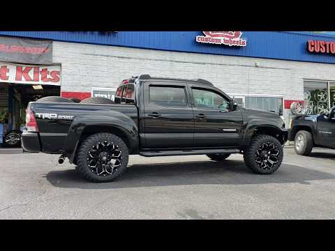 2015 Toyota Tacoma w/ 20" Fuel Assaults w/ Atturo Trail Blades