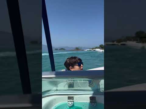 Lancha focker 160 vira com onda gigante. Angra dos Reis. kkkk vidao hein