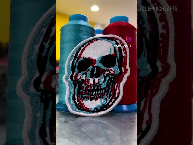 Vídeo relacionado con EMDOMO - Parche para chaqueta con grabado de espada, alas y calavera. Bordado grande para planchar en ropa de motero, en la espalda de la chaqueta, 1 unidad