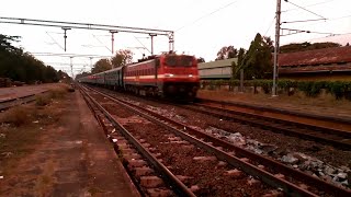 preview picture of video 'WAP4 Mangalore Trivandrum express passing through West Hill'
