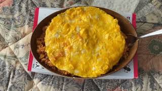 ミートソースオムライスを食べる