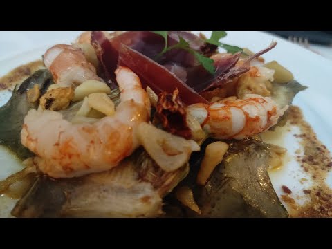ALCACHOFAS CON GAMBAS AL AJILLO Y JAMON SOBRE TIERRA DE JAMON