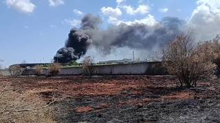 Lequile, il vento alimenta le fiamme e riprende l'incendio nell'ecocentro