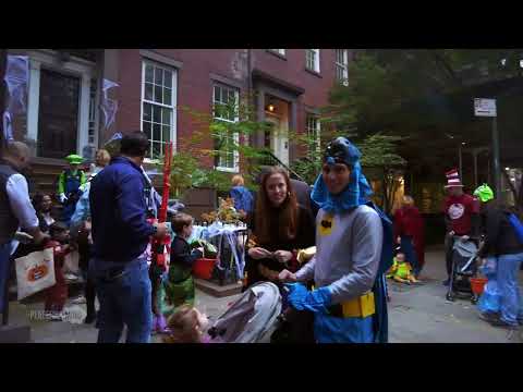 Trick-or-Treating in MANHATTAN 🎃 New York City Halloween parade 2022