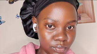 Obubonero kyolabila omukazi ayimye namalayo