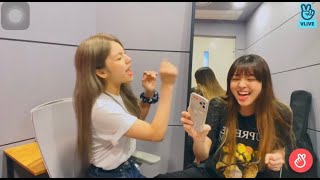 ITZY(있지)Yeji &amp; Yuna sing &quot;Let it go&quot; on vlive