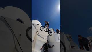 Ce Film d'action 🏴‍☠️🚴‍♂️     #stunt #cascade #vélo #parkour #Film #action #santorini