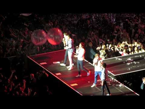 (HD) One Direction - What Makes You Beautiful - Madison Square Garden, New York
