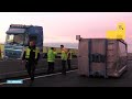 Truck knalt op middenberm A2, containers vliegen over vangrail - RTL NIEUWS