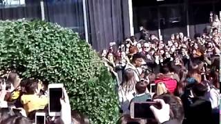 Famous canta "Uptown Funk" con los fans en la firma de Zaragoza (16 febrero 2019)