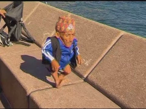 The shortest man in the world takes a trip to Sydney