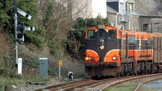 preview picture of video '134 & 144 on Wellington Bridge-Mallow beet train entering Waterford 26-January-2006'