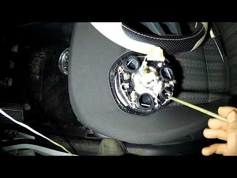 VW Polo Sedan 2016 разборка салона для установки сигнализации, снятие подушки водителя.