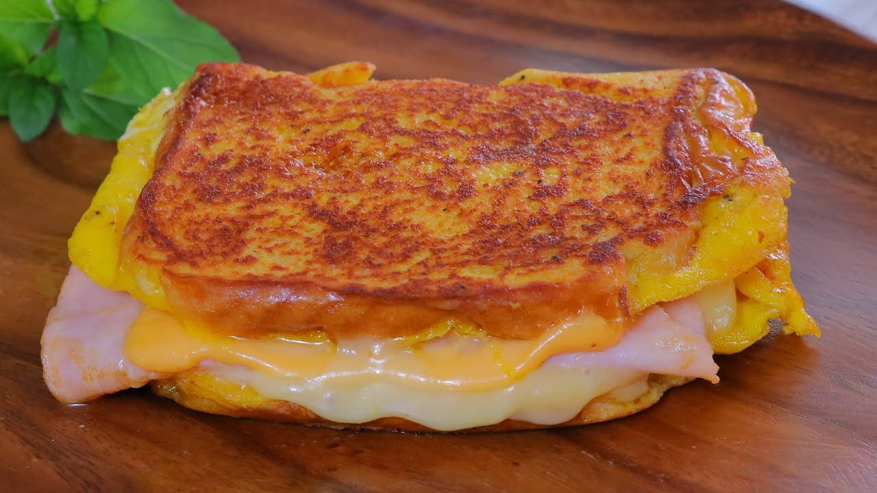 Tostada de huevo con doble queso en una sartén|extremadamente deliciosa