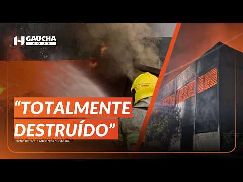 INCÊNDIO DE GRANDES PROPORÇÕES atinge depósito no RS | Gaúcha Hoje