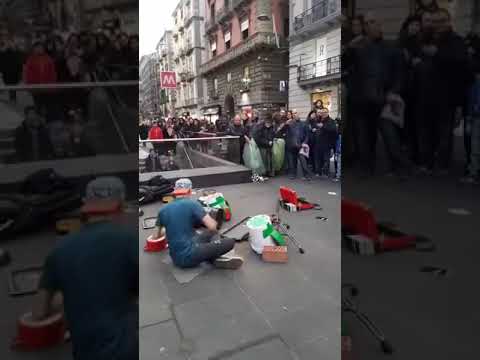 Artista de Rua - Faz Sons de Festas Raves,com Latas e Baldes !! Fantástico !!.