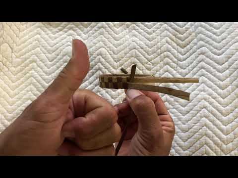 Tecelagem de pulseira havaiana Lauhala - padrão xadrez de dois fios