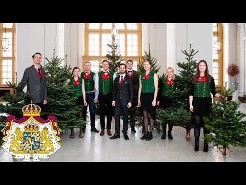 Prins Carl Philip och Prins Alexander tar emot julgranar