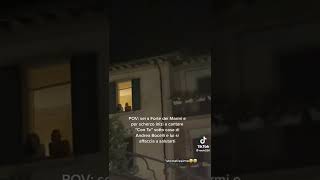 Serenata sotto casa di Bocelli: e lui a sorpresa saluta le fan