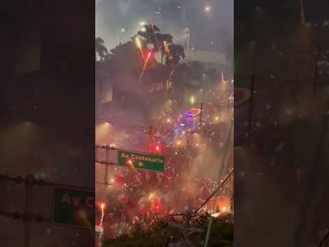 "increíble recibimiento de la hinchada del medellin previo ala final de la liga betplay #ligabetplay" Barra: Rexixtenxia Norte &bull; Club: Independiente Medellín