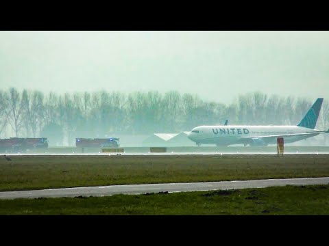 Il volo United 767 torna a Schiphol | I camion dei pompieri sono pronti