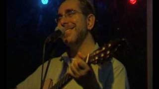 Benyamin Steinberg Performs Shlomo Carlebach Asher Bara (הזמר והיוצר בנימין שטיינברג) - התמונה מוצגת ישירות מתוך אתר האינטרנט יוטיוב. זכויות היוצרים בתמונה שייכות ליוצרה. קישור קרדיט למקור התוכן נמצא בתוך דף הסרטון