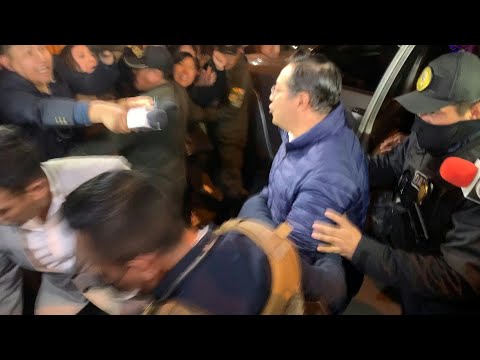 Video | Bolivian ex-president Arce arrives at prison after judge orders pretrial detention | AFP
