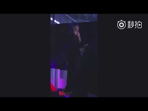 Fancam Vương Nhất Bác (Wang Yibo) đung đưa hát & nhảy khi nghe Pickme 😍😍😍
