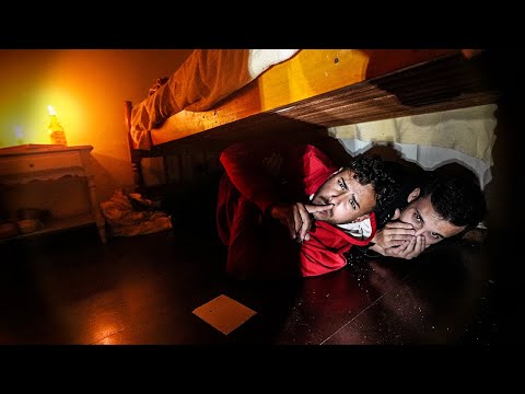 ESTOU PRESO EMBAIXO DA CAMA DO CASEIRO A NOITE TODA