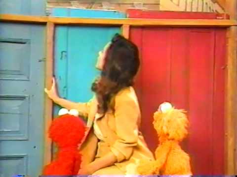 Julia Louis-Dreyfus Curses In Front of Elmo