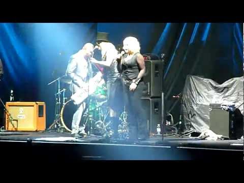 *Kim Wilde at The O2 as part of the Quo Festive