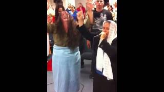 Rosa Perez ministrando ala pastora en Philadelphia