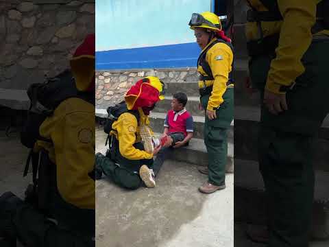 Simulacro de terremoto en la Escuela Oficial Urbana Mixta "Maria López Rivera" en Los Amates, Izabal