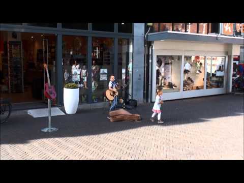 Niels Sievers als straatmuzikant.