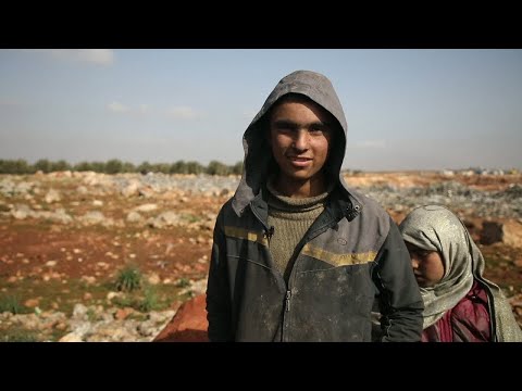 في إدلب السورية.. أطفال يقتاتون على فضلات النفايات