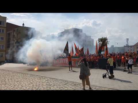 Marsz kibiców Zagłębia Lubin przez miasto