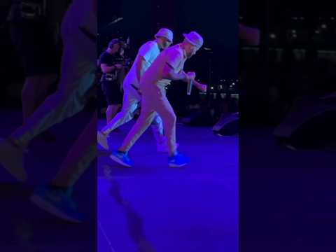 REDMAN AND METHOD MAN DO A DANCE ROUTINE ON STAGE....