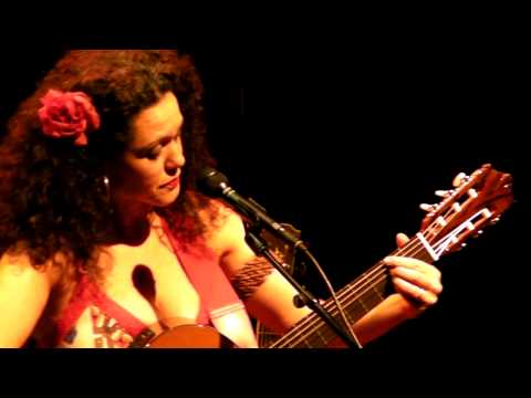 Brazilian singer Ceumar - Feliz e triste (live in RASA)