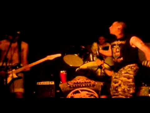 Puño Zerrado - Chavo Grinder, Discharge & The Exploited covers