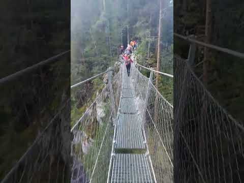 La 3 pasi de Bicaz sau Podul suspendat din Cheile Bicajelului