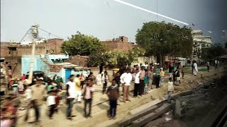 preview picture of video 'Train 18 || वंदे भारत अपनी पूरी रफ़्तार मे फूलपुर को उड़ाते हुए || Vande Bharat Thrashing Phulpur.'